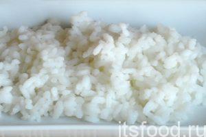 Начинаем сервировку блюда. На порционную тарелку накладываем заранее отваренный рис.