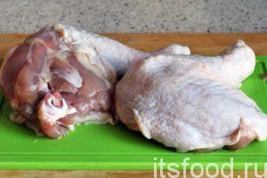 Приступаем к приготовлению курицы в соусе терияки, нам потребуется 30-35 минут. Курица в соусе терияки – рецепт с фото: для этого блюда отлично подойдет куриная грудка. Как вариант, можно взять два окорочка, промыть их и срезать всю мякоть. 