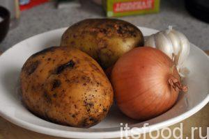 Пока варится куриный (гусиный) бульон, нам нужно промыть и почистить картофель и половинку репчатого лука. 