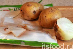 Промоем и почистим картофель и половинку луковицы, приготовим замороженные шампиньоны.