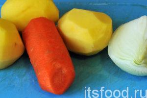 У нас есть время промыть и почистить картофель, морковь и лук.