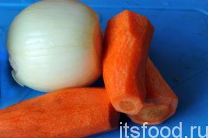 Промоем и почистим морковь с луком. Данный плов имеет ярко выраженный аромат гречки, поэтому чеснок в этом рецепте не применяется. 