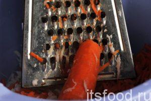 Промоем и почистим половинку крупной моркови и натрем ее в ту же емкость, куда мы шинковали редьку. Оставим немного моркови на другой салат.