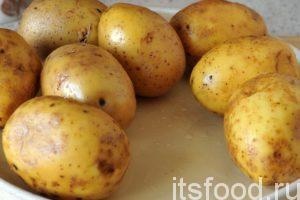 Промоем несколько картофелин – это обязательный компонент думлямы. 