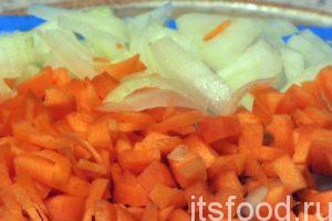 Мелко нарежем очищенную морковь и лук. В отдельную сковородку добавим растительное масло и поместим в нее нашу нарезку. Будем обжаривать заправку на среднем огне. 