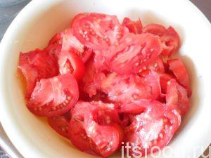 Пока перец жарится, нарезаем помытые томаты небольшими дольками. 