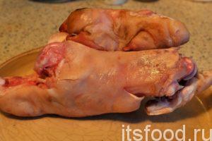 Приступаем к приготовлению холодца из свиных ножек и курицы, нам понадобится 5-6 часов для полного разваривания мяса и 5-6 часов для остывания холодца.

Рецепт холодца из свиных ножек: первым делом нужно разобраться со свиной ножкой. Желательно ее разрезать по суставам и дополнительно разрубить на куски. Промываем мясо, закладываем его в кастрюлю с 3 литрами воды и ставим на огонь. Солить не нужно. 