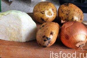 Приготовим капусту, картофель и лук. Овощи нужно почистить. Картофель и лук промыть. 