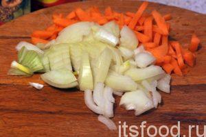 Нарежем лук и морковь на небольшие по длине брусочки (соломку). Эти элементы будут изображать колючки наших ежиков. 