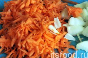 Очищенную морковь нужно натереть на терке соломкой. Колбасу нарезаем на мелкие кубики со стороной менее 1 сантиметра.