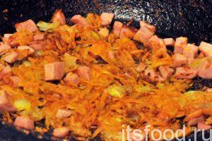 В сковородке обжариваем на растительном масле нарезку колбасы, лука и натертую морковь. Можно добавить немного серного молотого перца.
