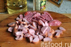 Нарежем колбасу салями и сосиски на небольшие фракции и поместим мясные изделия на сковородку с нагретым растительным маслом.