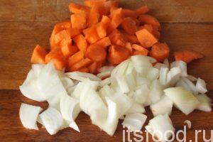 Нарежем морковь и лук и поместим их в нагретое растительное масло, перемешаем и начнем готовить заправку. 