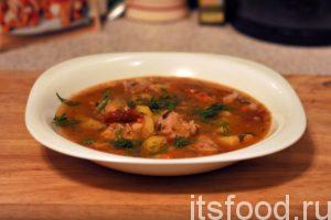 Томатный суп с горохом готов. Разливаем его по глубоким тарелкам, добавляем кусочки свинины и украшаем свежей зеленью.