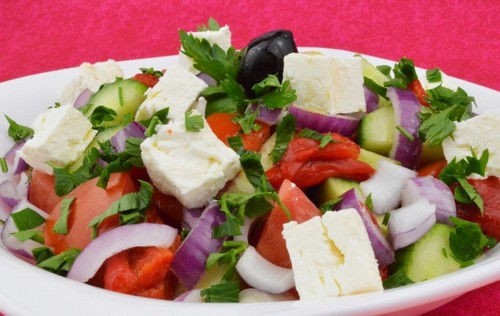 4 популярных рецепта греческого салата к праздничному столу