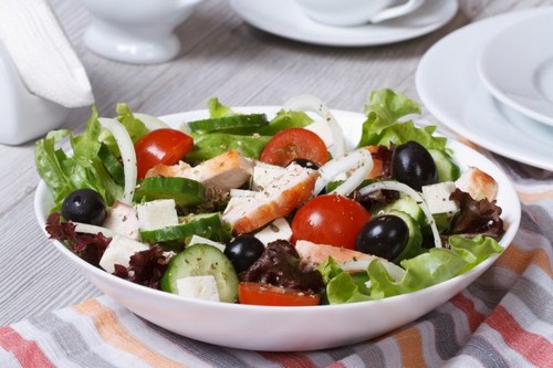 4 популярных рецепта греческого салата к праздничному столу