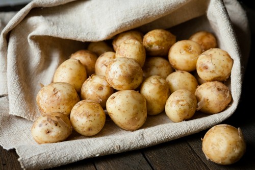 Нужно ли чистить молодую картошку перед варкой – за и против