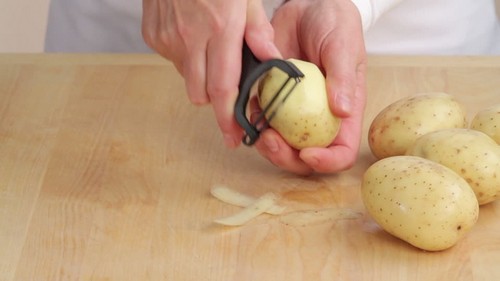 Нужно ли чистить молодую картошку перед варкой – за и против