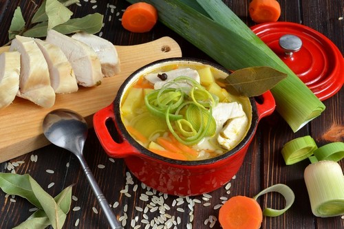 И вершки, и корешки: нежный крем-суп из белой части лука-порея, ароматный пирог из зелёных стеблей