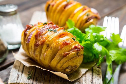 Удиви гостей своей картошкой – 3 интересных рецепта фаршированного картофеля