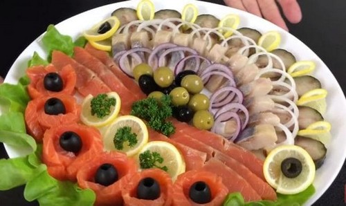 Рыбная тарелка на новогодний стол 2021: что нарезать и 3 варианта красивого оформления