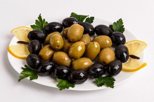 Когда греческий надоел: 3 сытных салата с оливками на новогодний стол в год Быка