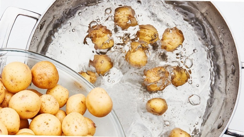В какой воде нужно варить картофель, чтобы вышло вкусно и максимально полезно